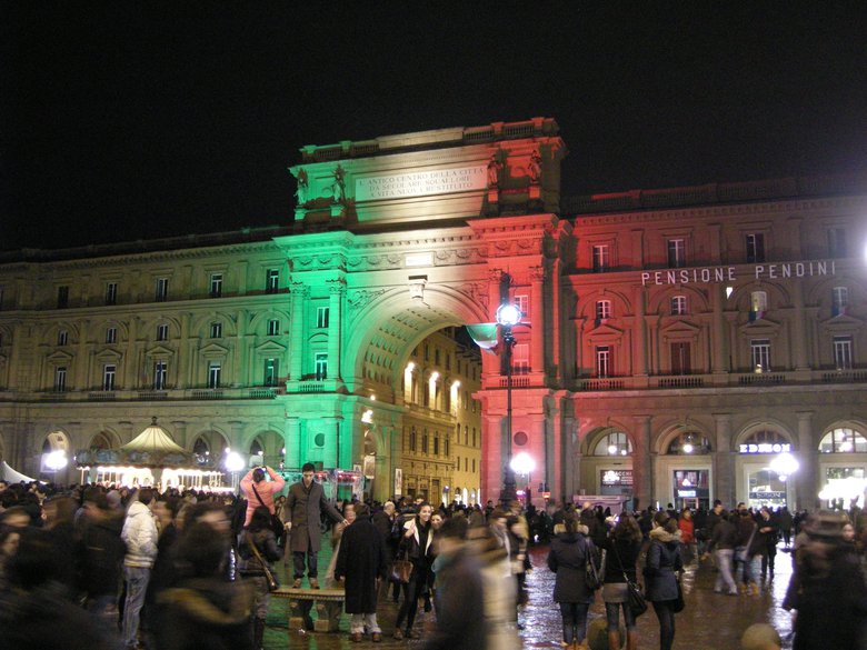 Firenze,_serata_tricolore,_piazza_della_repubblica_01.JPG